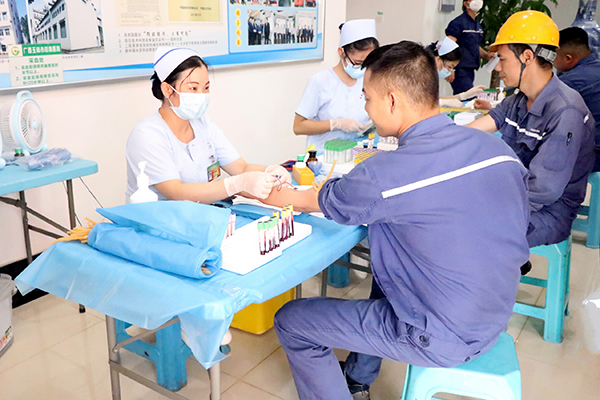 1626940760560563.jpg 員工自覺有序的排隊進行各項體檢.jpg